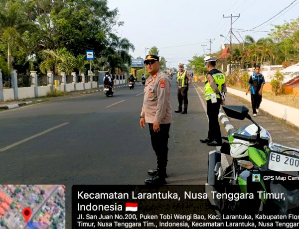 Polres Flores Timur Gelar Strong Point, Bantu Pelajar Menyeberang dengan Aman