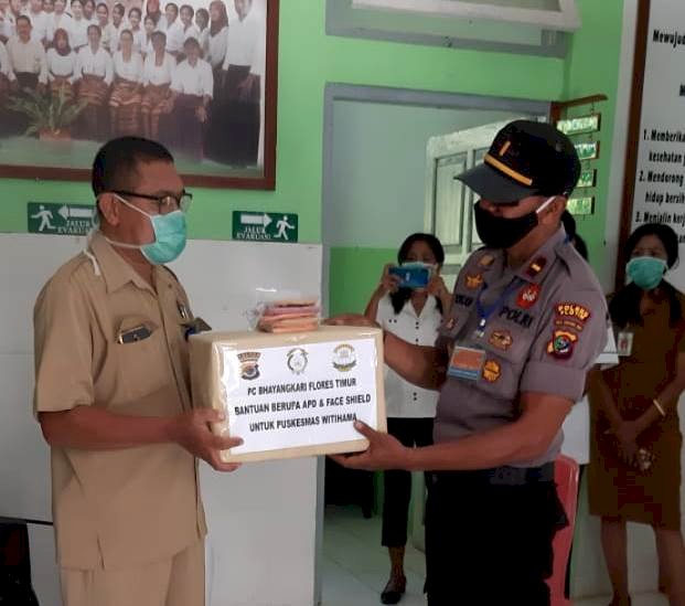 Peduli covid19, Pers Polsek Adonara Lakukan Pendistribusian Masker dan Apd Sumbangan Dari Ibu Ketua Cabang Bhayangkari Flores Timur Dan Bhayangkari Ranting Adonara