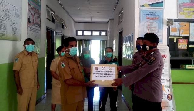Peduli Covid19, Bhabinkamtibmas Bersama Kapospol Wotan Ulumado distribusikan APD