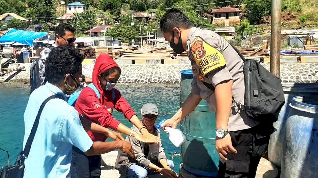 Semprot Cairan Disinfektan, Bhabinkamtibmas Bersama Satgas Gugus Tugas Covid-19 Kec. Wotan Ulumado Cegah Corona