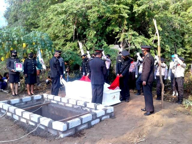 Suasana Haru, Polres Flotim Gelar Upacara Pemakaman Akp Petrus Bumi Kian