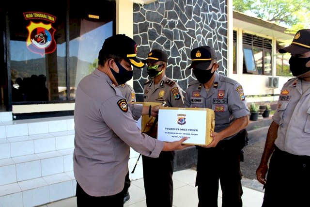 Gerakan  Bakti Sosial Polri Peduli Covid-19, Polres Flotim Bagikan 400 Paket Sembako