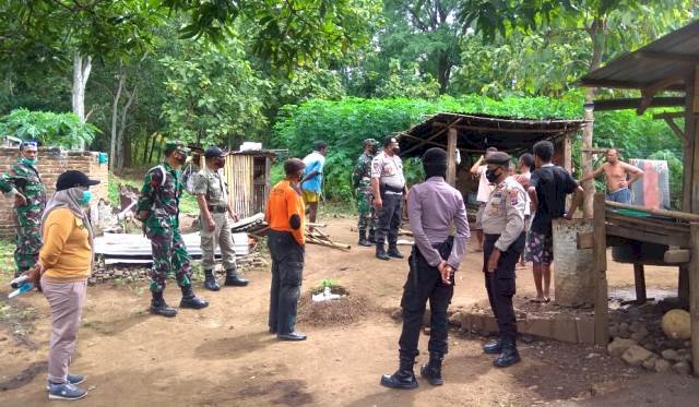 Tiem Satgas Aman Nusa II Bekerja Sama Dengan Tiem Covid-19 Flotim lakukan Patroli Tertibkan Publik Taati Protokol Covid-19