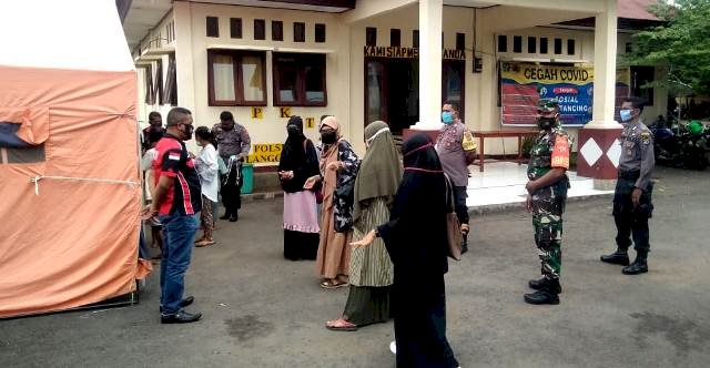 Cegah Penyebaran Covid-19, Polsek Wulanggitang Bersama Satgas Terpadu Periksa Suhu Tubuh Di Posko 2 Pencegahan