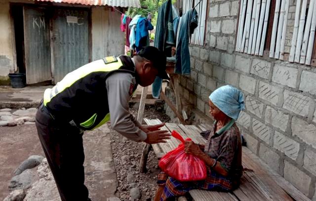 Brigpol Paulus Bura Hajon Distribusikan Bantuan Sembako Dalam Rangka Bakti Sosial Polri Peduli Covid19