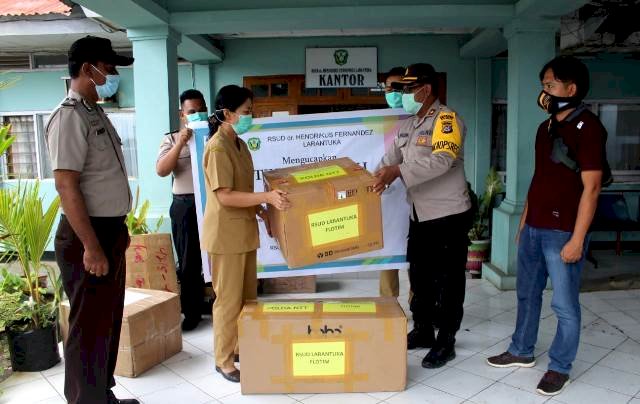 Dukung Tenaga Medis, Wakapolres Flotim Serahkan Bantuan APD Kepada RSUD Dr. Hendrikus Fernandez