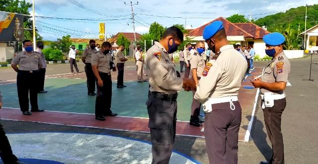 Propam Polres Flotim Sidak Sikap Tampang Anggota Setelah Apel Pagi