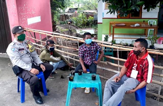 Bhabinkamtibmas Bripka Wayan Aryasa Rutin Pantau Pos Penanganan Covid 19 Diwilayah Binaannya