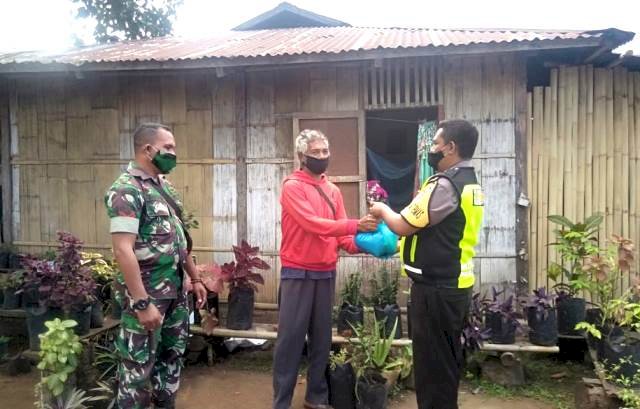 Bripka Agustinus Fay Distribusikan Bantuan Sosial (Bansos) Polri di Desa Pululera