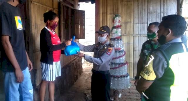Penyerahan Bansos Polri Oleh Kapolsek Wulanggitang Kepada Warga Terdampak Covid-19