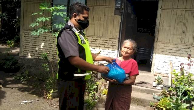 Bhabin Desa Klatanlo Bripka Agus Fay Salurkan Bansos Polri Peduli Covid-19
