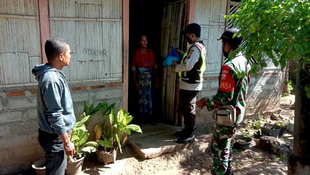 Peduli Covid-19, Brigpol Paulus Hajon Bhabin Desa Nobo bagi bansos Polri