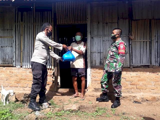 Salurkan Bansos Polri Peduli Masyarakat, Brigpol Bosko Turun ke Desa