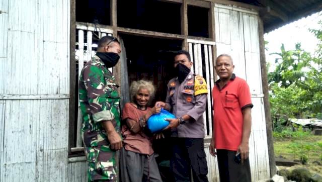 Bripka Fredi Distribusikan Bansos Polri Peduli Didesa Redontena