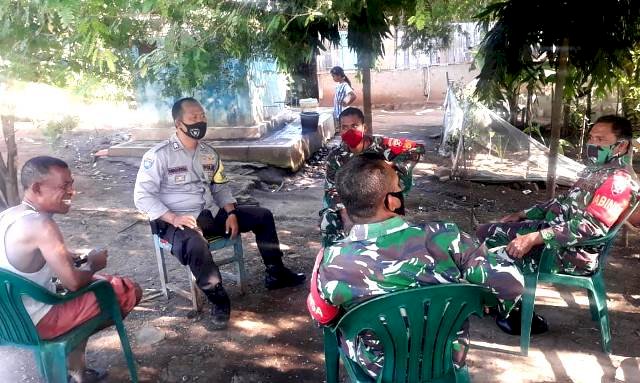 Bersinergi, Bhabinkamtibmas Bersama Babinsa Lakukan Sambang ke Desa Mudakeputu