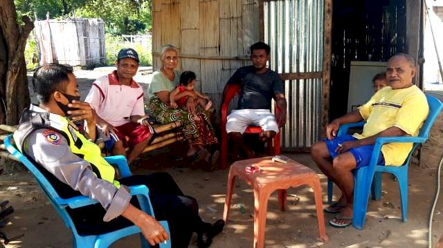 Duduk Santai, Bhabinkamtibmas Berikan Himbauan Kamtibmas dan Standar Protokol Kesehatan Dimasa Pandemi Covid-19