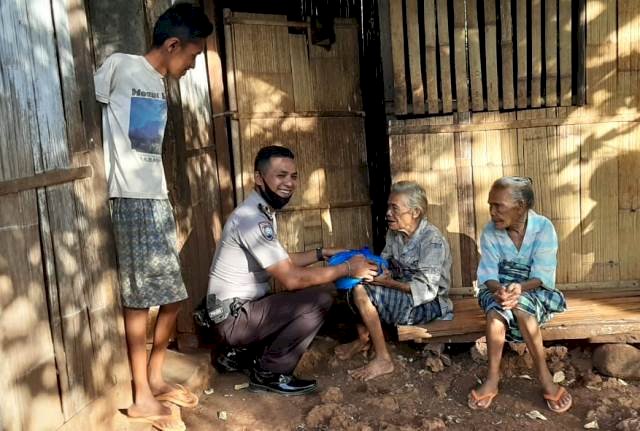 Polri Peduli, Bhabinkamtibmas Bripka Gusti Lanang Widiarsa Bagi Beras