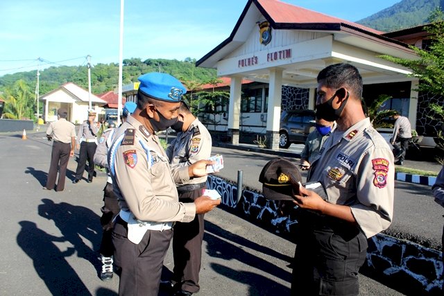 Propam Sidak Sikap Tampang Sekaligus Pemeriksaan Suhu Tubuh Personil Polres Flotim