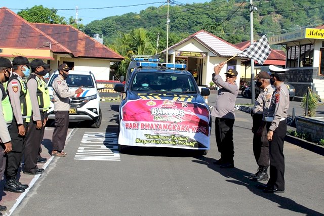 Pembagian Paket Sembako Secara Simbolis Kepada Bhabinkamtibmas Dalam Rangka Hari Bhayangkara Ke 74