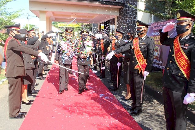 Tradisi Pedang Pora dan Pelepasan Purna Bakti Oleh Polres Flotim