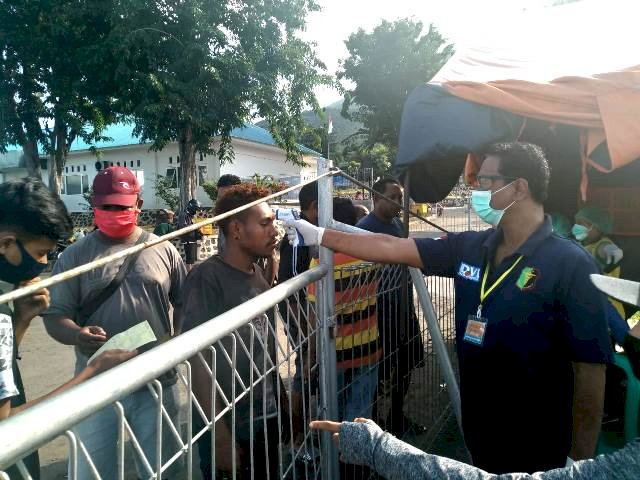 Satgas Aman Nusa II Bersama Gugus Tugas Percepatan Penanganan COVID-19 Kab. Flotim Lakukan Pemeriksaan Suhu Tubuh Sesuai Protokol Kesehatan
