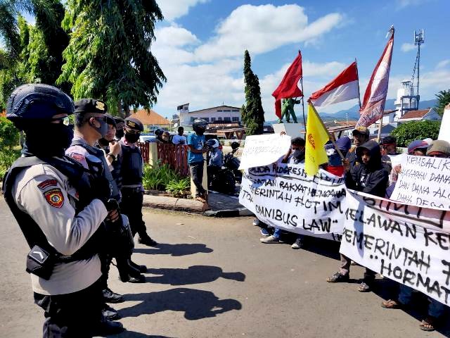 Sat Sabhara Polres Flotim Amankan Jalannya Aksi Damai GIMIT