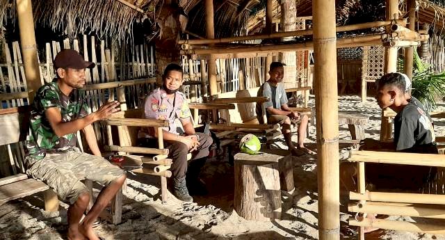 Bhabinkamtibmas Bripka Gusti Lanang Patroli Sekaligus Sambang Kepada Pemuda Desa Watowara
