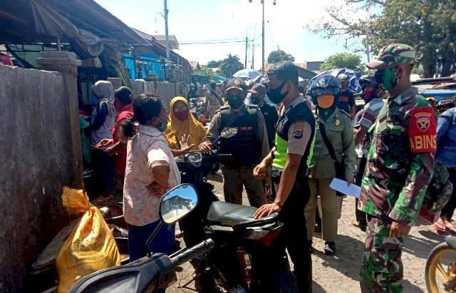 Bhabinkamtibmas Kota Larantuka Dampingi Sat Pol-PP Lakukan Penertiban Pedagang dan Kendaraan Yang Parkir Disepanjang Ruas Jalan Pasar Inpres Larantuka