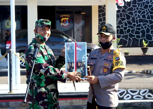 Berikan Cindera Mata, Dandim 1624 Flotim Letkol Inf Komang Agus Saat Berpamitan di Polres Flotim