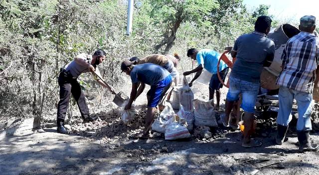 Tak Peduli Dengan Seragamnya, Bhabinkamtibmas Bripka Gusti Bantu Warga Perbaiki Jalan
