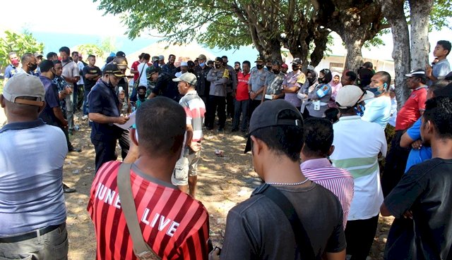 Kapolres Flotim Pantau Langsung Giat Eksekusi Tanah dan Bangunan di Desa Lamahala Jaya