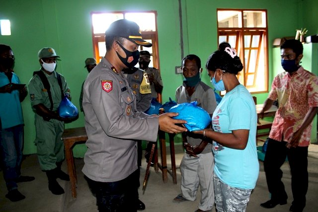 Kunker Ke Pospol Tanjung Bunga, Kapolres Serahkan Bantuan Sembako Kepada Warga Kurang Mampu