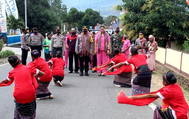 Kunjungan Kerja Kapolres Flotim ke Boru dan Titehena Disambut Dengan Tarian Adat