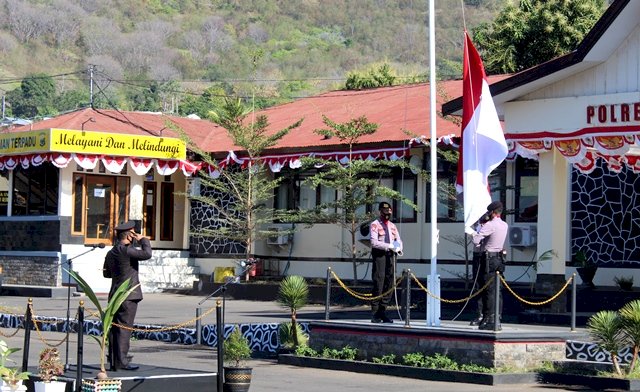 Semangat Hut RI Ke-75, Polres Flotim Gelar Upacara Pengibaran Bendera