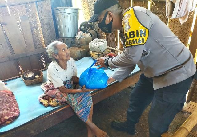 Polri Peduli Covid-19, Bhabinkamtibmas Desa Wureh Bripka Mandala Bagikan Sembako