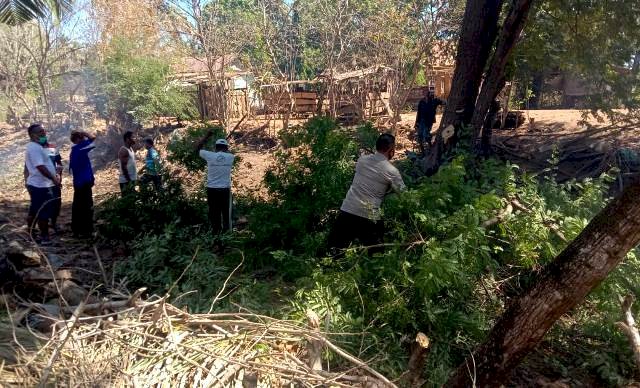 Bhabinkamtibmas Bripka Melyanto Y Mbeo Bersama Warga Kerja Bakti Bersihkan Saluran Air
