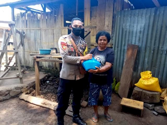 Bhabinkamtibmas Brigpol Mohamad Ijan Distribusikan Bansos Beras Polri Kepada Keluarga Kurang Mampu