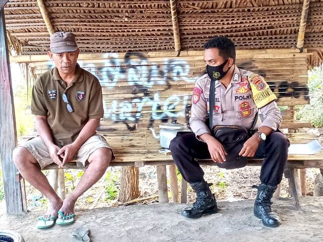 Rutin, Bhabinkamtibmas Brigpol Yulius Beda Luon Sambang ke Tokoh Pemuda