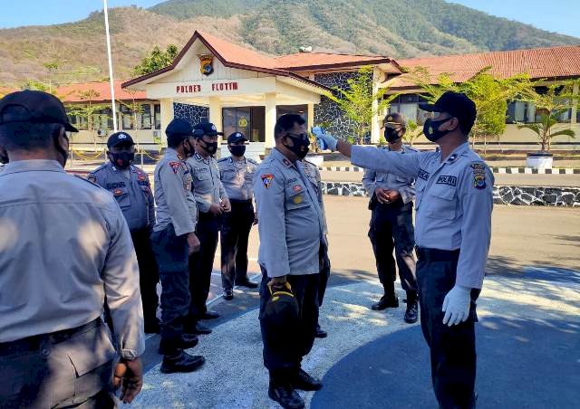 Tiem Satgas Aman nusa II Lakukan Screning Suhu Tubuh Personil Polres Flotim