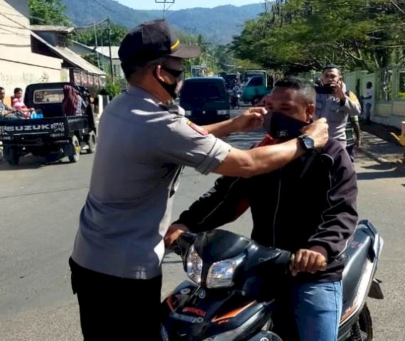 Ayo Pakai Masker, Masyarakat Sambut Baik Himbauan Penggunaan Masker Oleh Polsek Adotim