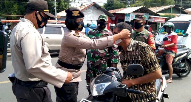 Ops Aman Nusa II, Polres Bersama Kodim 1624 Flotim Lakukan Operasi Masker Cegah Penyebaran Covid-19