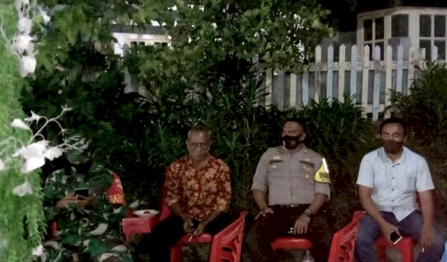 Hadiri Pesta Pernikahan Warga, Bhabinkamtibmas Bersama Babinsa Imbau Jaga Jarak dan Taati Protokol Kesehatan