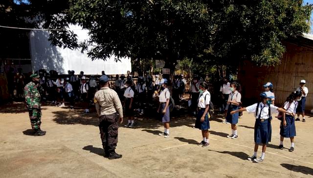 Bhabinkamtibmas Bripka Irwan Domal Berikan Himbauan Protokol Kesehatan Kepada Siswa SLTP