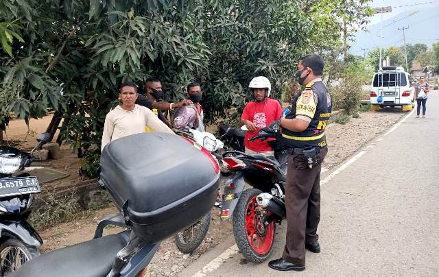 Sambangi Para Tukang Ojek, Bhabinkamtibmas Bripka Agustinus Fay Himbau Tertib Berlalu Lintas