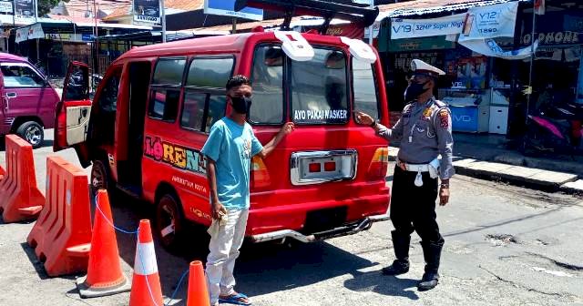 Peduli Covid-19, Satlantas Polres Flotim Tempel Stiker Ayo Pakai Masker