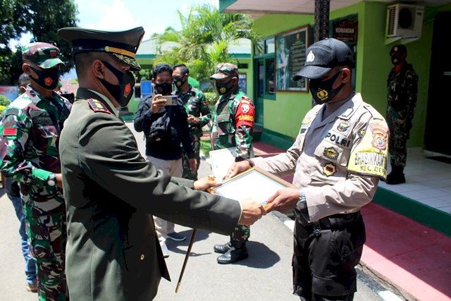 Hut Tni Ke-75, Dandim 1624/Flotim Beri Penghargaan Kepada Bhabinkamtibmas dan Babinsa