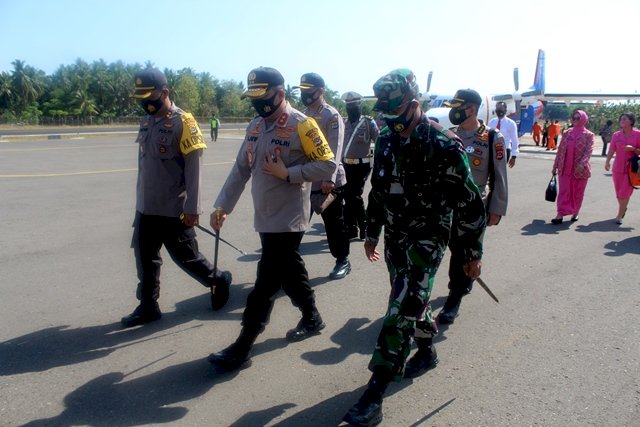 Kapolres Bersama Dandim 1624 Flotim Sambut Kapolda NTT Irjen Pol. Drs. Lotharia Latif Saat Tiba di Bandara Gewayantana Larantuka