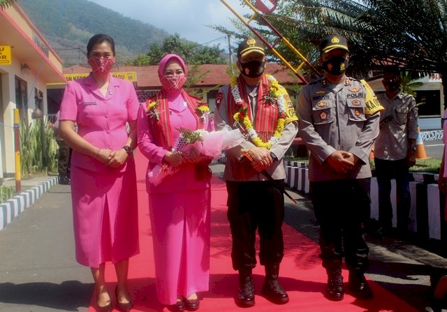 Kapolda NTT Irjen Pol. Drs. Lotharia Latif Disambut Dengan Pengalungan Selendang dan Jarmat Saat Memasuki Mapolres Flotim