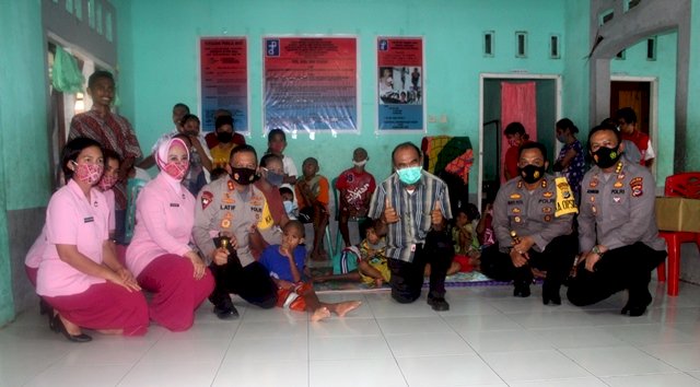 Disela Kunjungan Kerjanya, Kapolda NTT Irjen Pol. Drs. Lotharia Latif Bersama Ibu Berkunjung Ke Panti asuhan