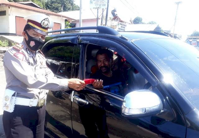 Ops Zebra Turangga 2020, Hari Ini Polres Flotim Kembali Menggelar Operasi dan Bagikan Masker Gratis